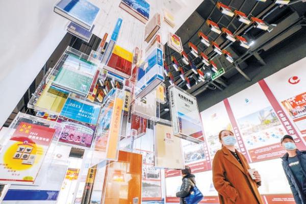 2月21日，在北京市方志館，“方志北京”“年鑒北京”和“志説‘一城三帶’”展覽開展，吸引不少參觀者現場觀展。