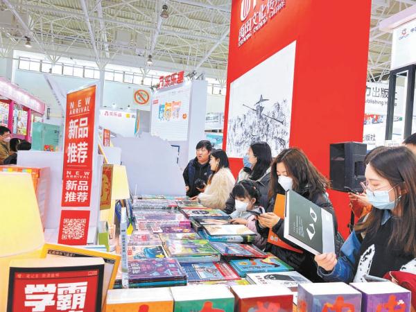 北京圖書訂貨會上，小讀者和家長沉浸在閱讀世界中。