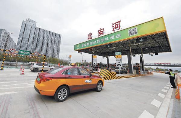 4月20日，京藏高速北安河收費站開通，小汽車緩緩駛入。