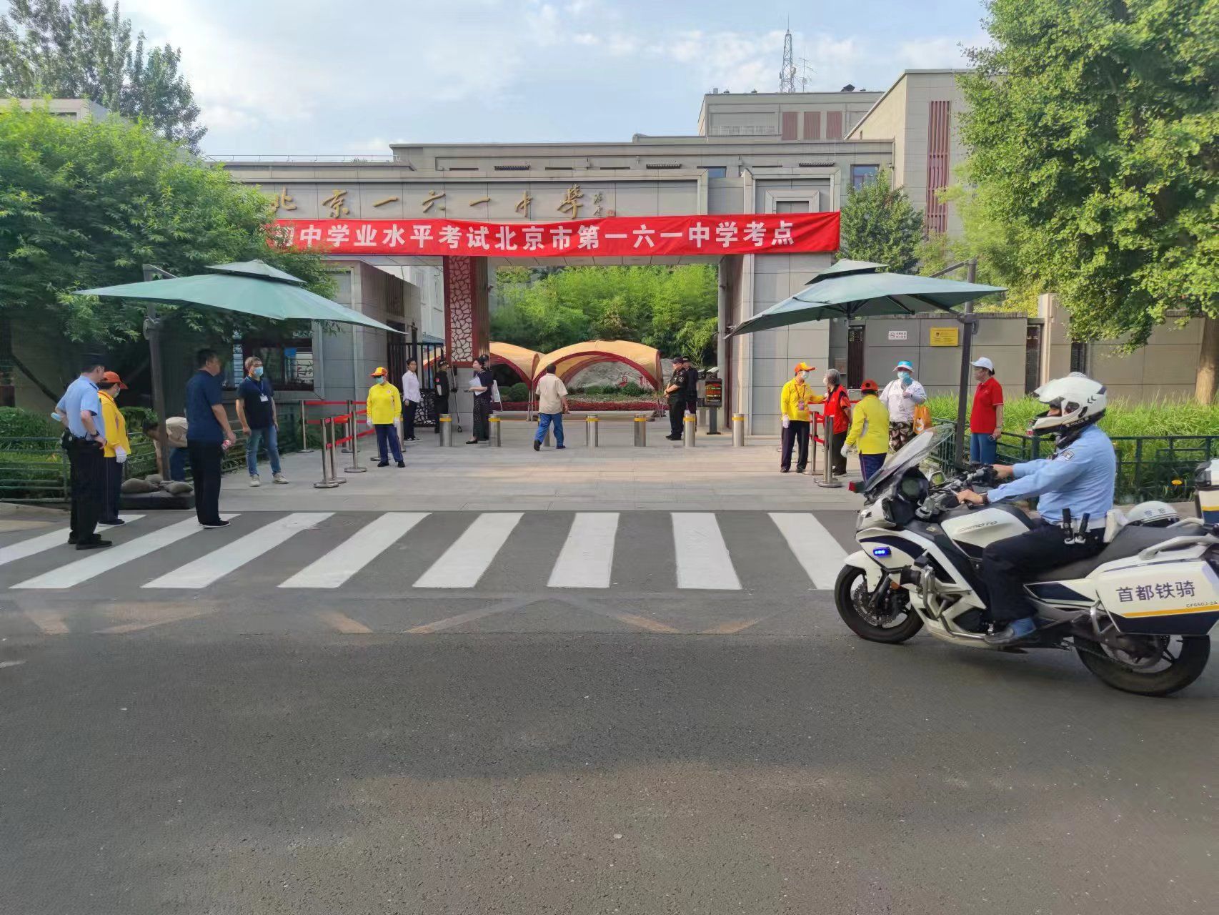 中考首日交管部門全力做好考點周邊交通秩序維護工作