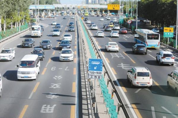 上周六（6月3日），在清河收費站周邊，一些社會車輛在原本的公交專用道行駛，通行效率得到提升。