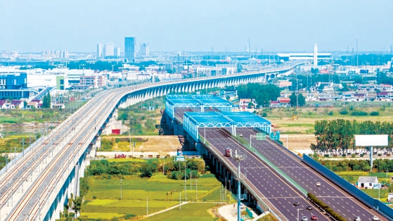 通車後的京滬高速蘇北灌溉總渠特大橋。