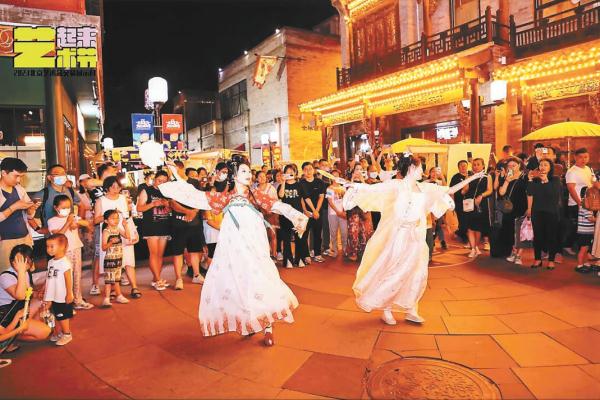 6月22日，由西城區文化和旅游局主辦的“和滿京城 奮進九州”2023年西城區端午節文化活動在海清苑舉行。活動通過文化演出、非遺展示互動和端午節知識展覽，弘揚和傳承中國傳統文化。