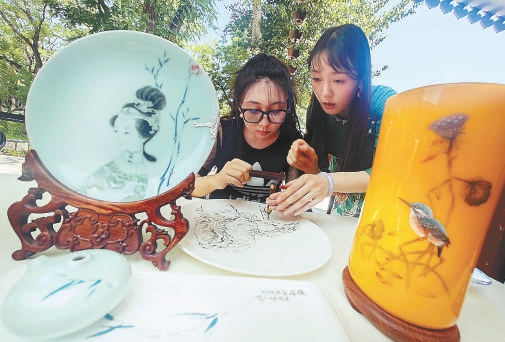 6月22日，由西城區文化和旅游局主辦的“和滿京城 奮進九州”2023年西城區端午節文化活動在海清苑舉行。活動通過文化演出、非遺展示互動和端午節知識展覽，弘揚和傳承中國傳統文化。
