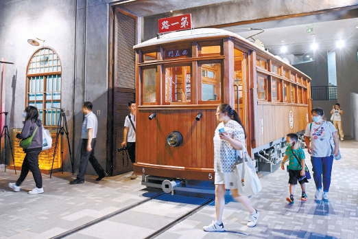 在北京公交館內，市民體驗鐺鐺車。