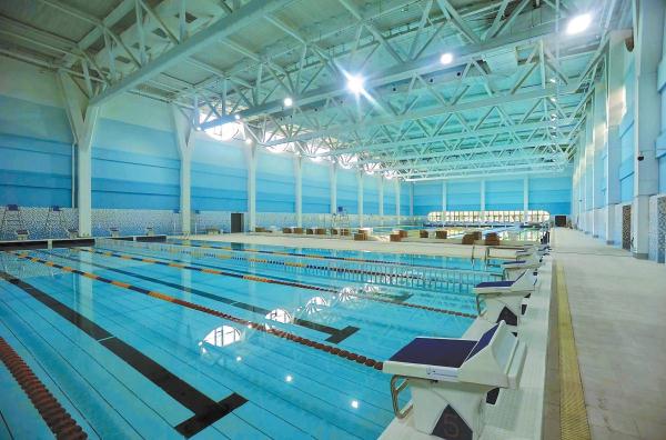 回龍觀體育文化公園南區的體育健身中心（上圖）和游泳館（下圖）。