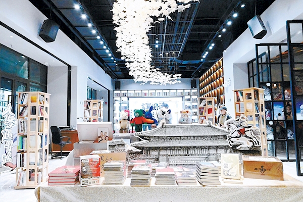 隆福寺文創園內，曾獲“北京最美書店”稱號的更讀書社打造新業態。