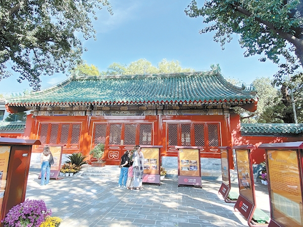 神廚神庫剛剛完成修繕，不少游客前來觀看。