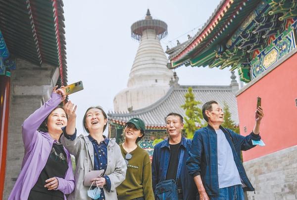游客在寺內打卡留影。