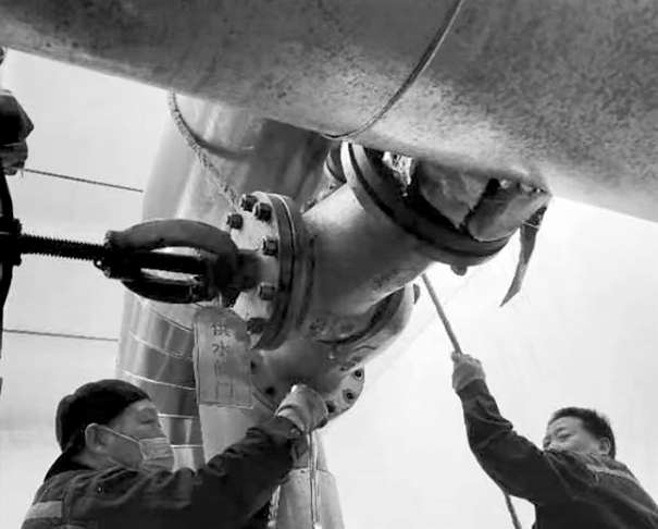 供熱企業工人正在居民小區檢修。