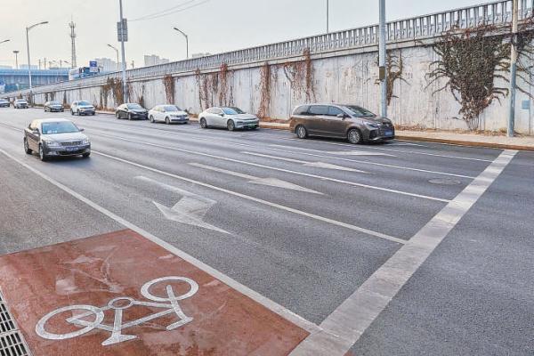 十里河路口通過壓縮機動車道寬度，擠出一條右轉專用道，減少了車輛搶行情況。