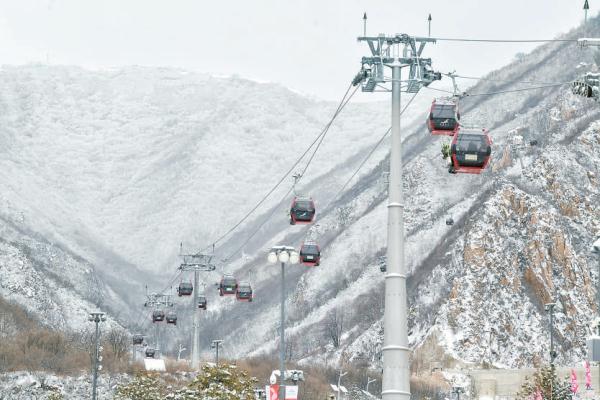 12月15日，延慶奧林匹克園區迎來眾多前來體驗冰雪運動的游客，纜車運作繁忙。