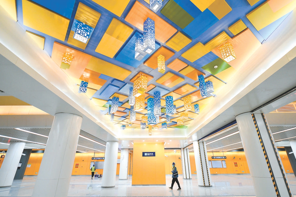 在地鐵17號線北段天通苑東站，站廳天花板裝飾“萬家燈火”溫情滿滿。