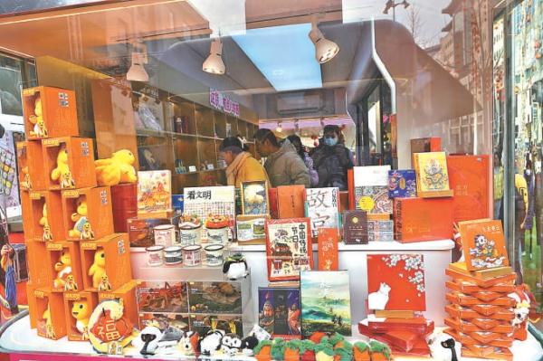 王府井大街上，龍玩偶等文創産品很吸睛。