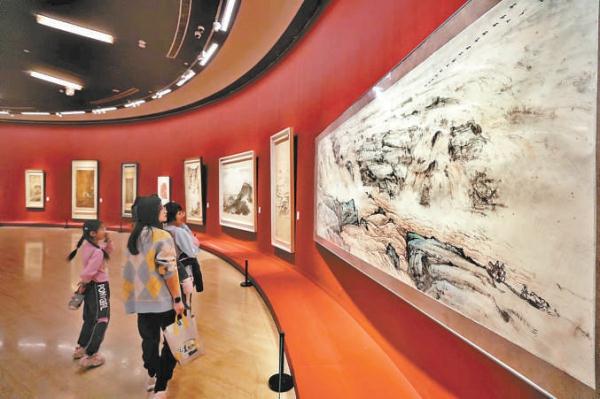 觀眾駐足欣賞深圳市關山月美術館藏關山月《壺口觀瀑》。