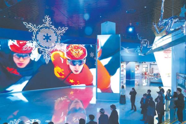 2月4日，重裝開放的北京奧運博物館迎來首批觀眾。展廳內，前來觀展的游客絡繹不絕。