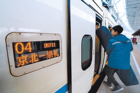 京張高鐵滑雪旅客增多，北京到崇禮的列車雪板托運忙