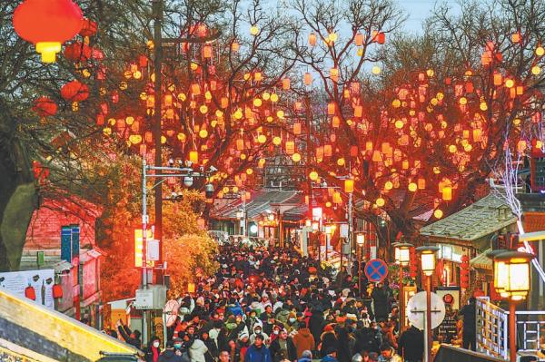 春節期間，模式口老街張燈結綵熱鬧非凡，市民遊客紛紛前來感受京西年味。