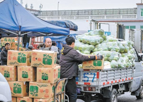 2月21日，北京新發地市場一派忙碌，全力保障物資供應。