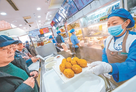 3月10日，護國寺小吃總店“龍膽”吸引不少食客前來購買。
