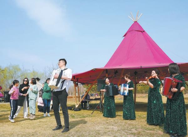 3月23日至4月6日的每週末和節假日，北京園博園將切換成國潮嘉年華模式，市民既能踏青賞花，又可全方位體驗國潮文化。