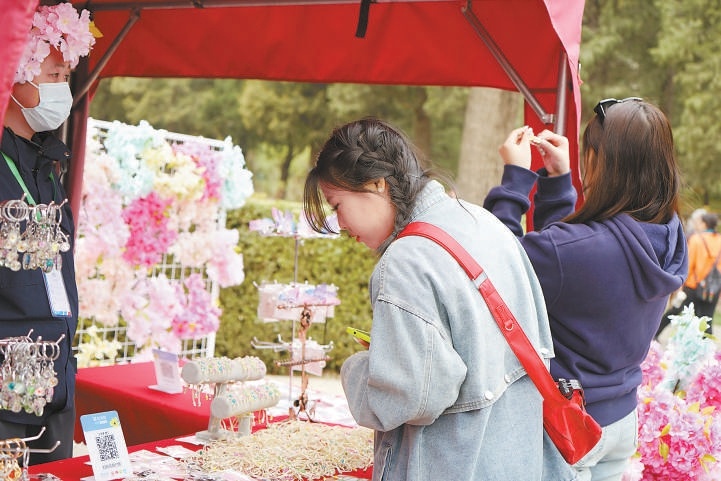 游客在景山公園逛文創市集。