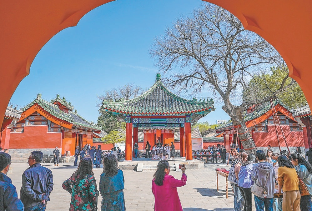 4月18日，北京先農壇神倉建築群首次面向公眾開放，神倉歷史文化展同時開幕。圖為市民參觀神倉建築群。