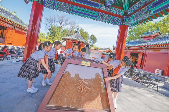 4月18日，北京先農壇神倉建築群首次面向公眾開放，神倉歷史文化展同時開幕。圖為市民參觀神倉建築群。