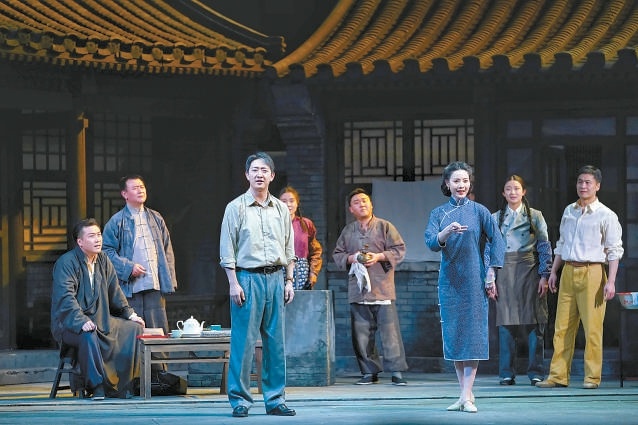 5月1日晚，人藝最新京味年代大戲《永定門裏》在首都劇場首演。