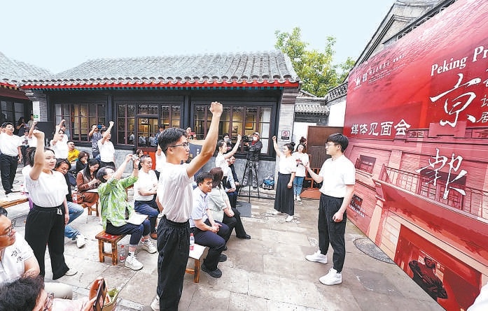 《京報》劇組的演員們在邵飄萍先生銅像旁演繹了他以筆為槍、投身“五四”熱潮的故事片段《五四號手》。