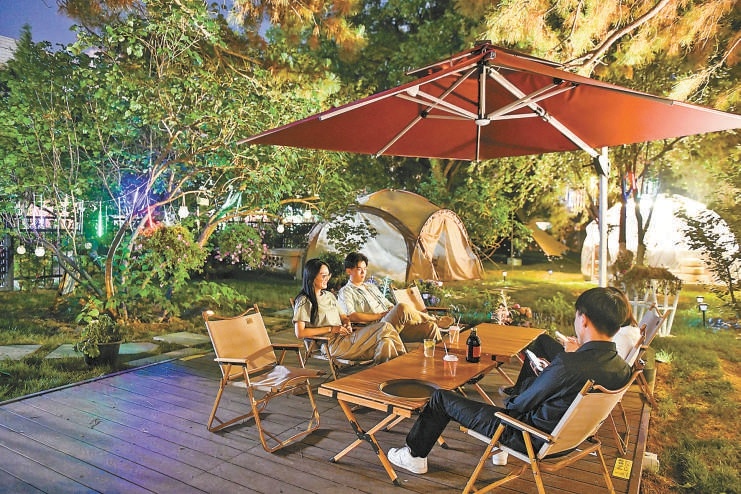 5月22日晚，消費者在北京展覽館“蟻丘”戶外花園納涼消費。