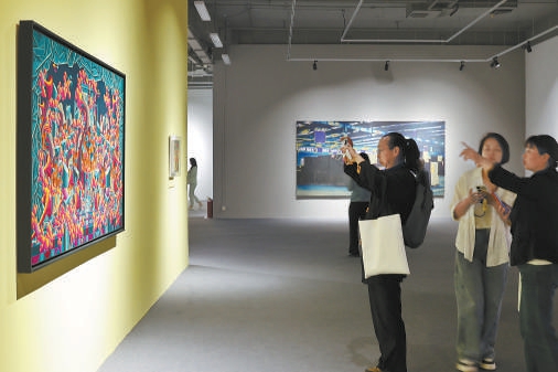 觀眾參觀2024仲夏藝術季展覽。