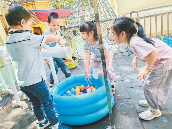 圖為東城區春江幼兒園的孩子們感受水的清涼。