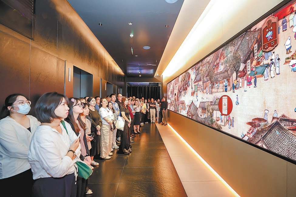 市民在北京市全民數字素養與技能培訓基地——阿裏中心參觀。