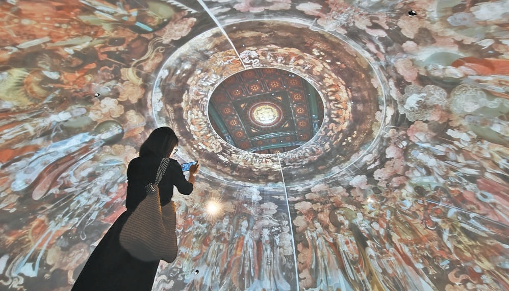 游客在法海寺壁畫藝術館的球幕影院內欣賞短片。