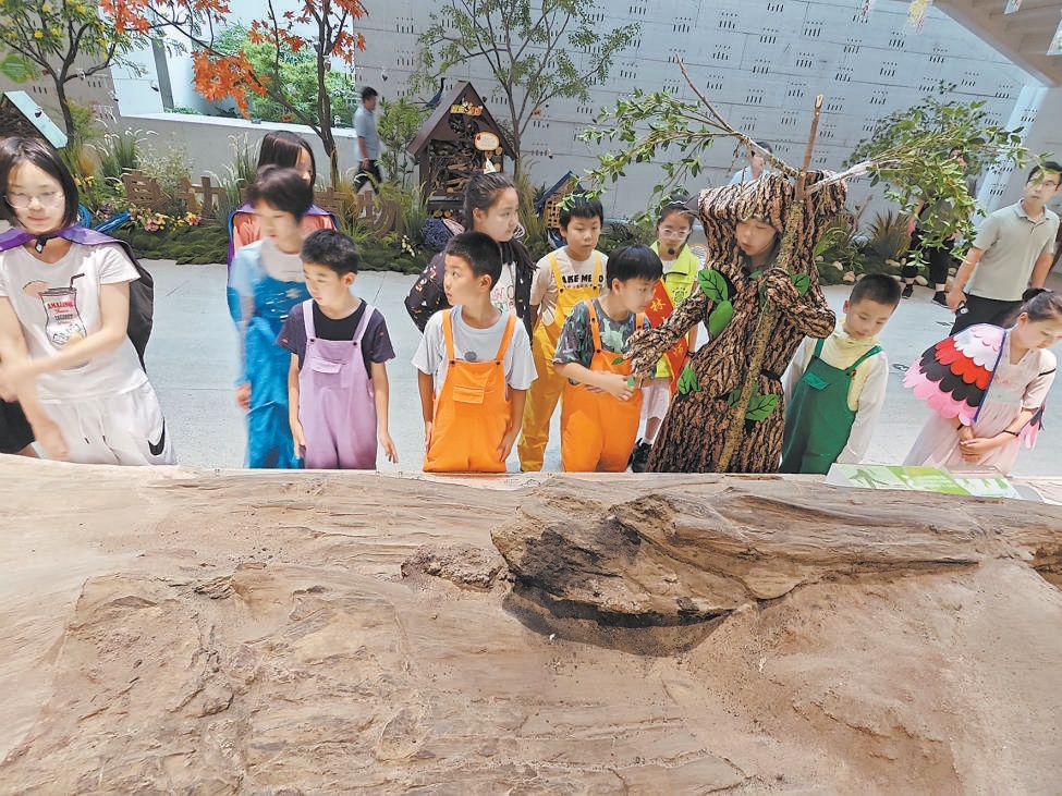 7月9日，參加活動的小營員參與“園林奇遇記”創排科普劇，與科普老師共度“博物館奇妙夜”。