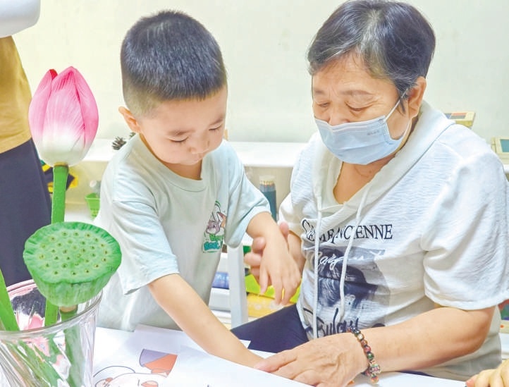 普惠托育點嵌入養老服務驛站後，老人和孩子共同享受夏日時光。