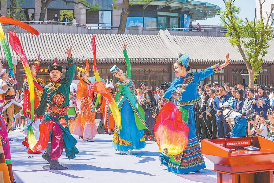 蒙藏學校舊址二〇二四年第二期中華民族優秀文化體驗項目讓觀眾足不出京，便可盡享千里之外福建和寧夏的地域風情。圖為現場表演的民族舞蹈。