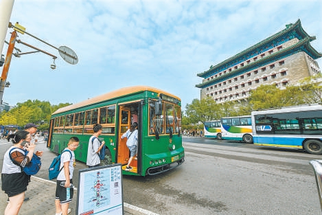 8月17日，北京公交開通大美中軸線觀光巴士線路，游客可乘車觀賞壯美有序、古今交融的北京中軸線城市畫卷。