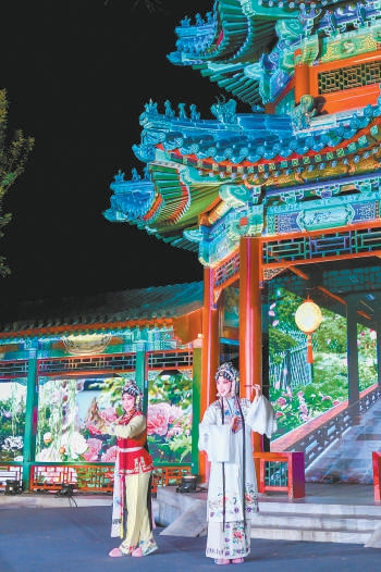 9月23日晚，2024“故宮以東”古建藝術季在中山公園·愉園開幕，現場演出帶觀眾領略古建與傳統藝術融合的魅力。