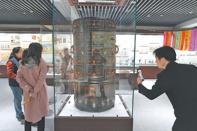 10月24日，觀眾打卡北京中醫藥大學中醫藥博物館“鎮館之寶”清代圓藥櫃。