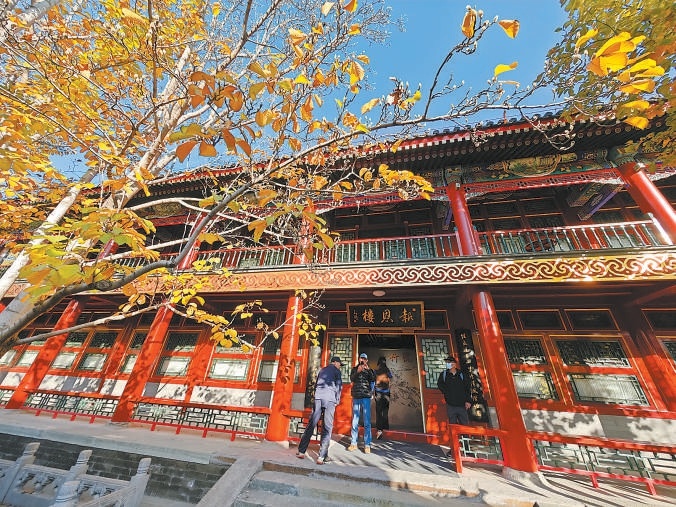 游客游覽修繕後重新開放的紫竹院行宮。