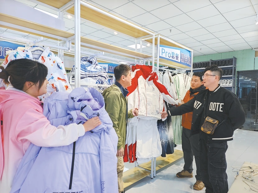 在位於太子城高鐵站外的雪具店，幾位顧客正在選購滑雪服。