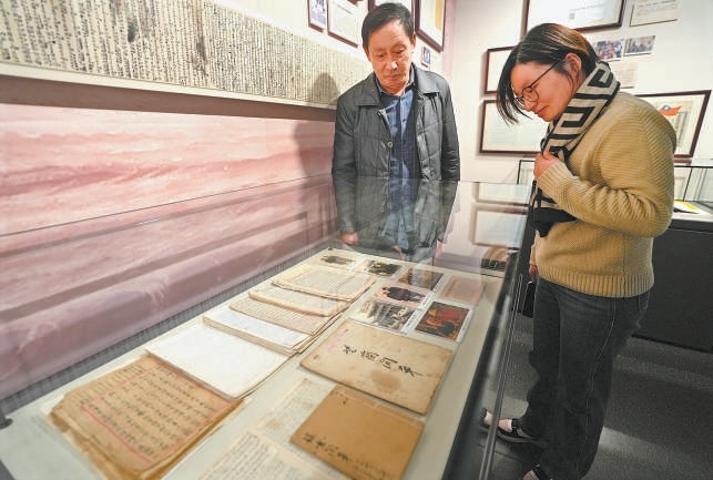 12月2日，去臺老兵王德耀與結髮妻子劉谷香互通的兩百萬字情書無償捐贈給中國人民大學家書博物館永久保存。圖為王德耀後人在家書博物館觀看展出的信件。