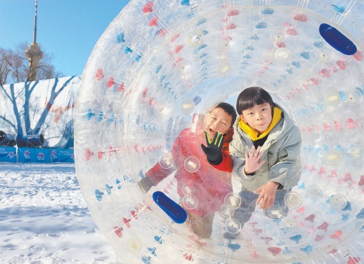 12月26日下午，小朋友在玉淵潭公園提前感受冰雪運動的快樂。