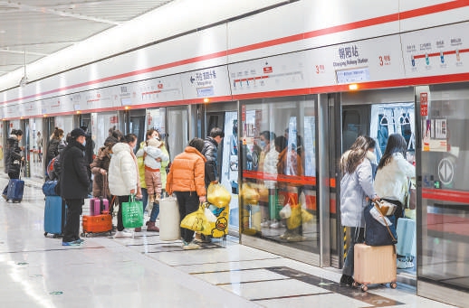 1月14日，旅客在北京朝陽站地鐵3號線站臺搭乘地鐵列車。