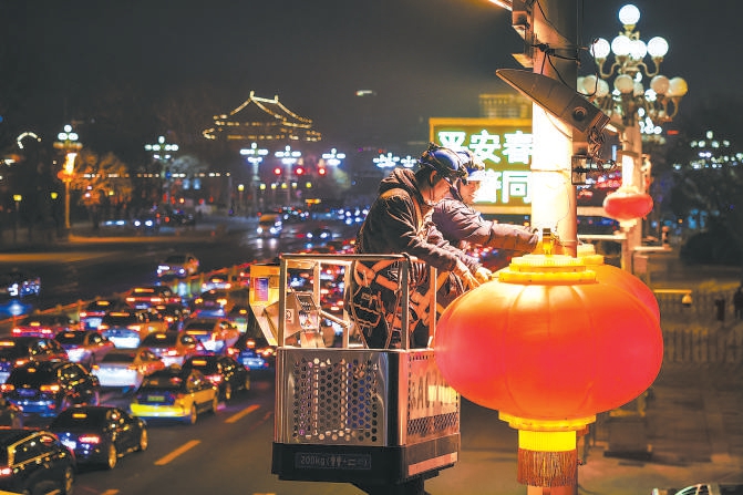 在西長安街，電力工作人員正在對節日燈籠進行檢修維護。