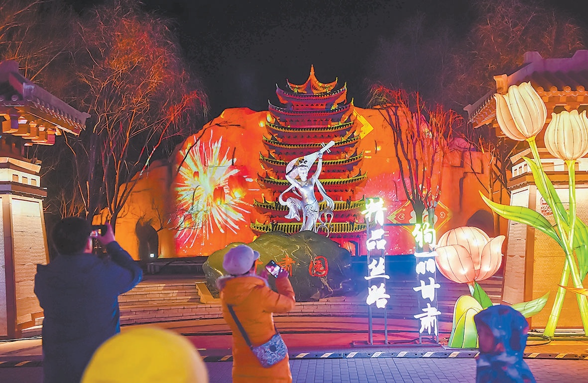 第三屆北京世園花燈藝術節以“最美是家鄉”為主題，中華展園內34座展園點亮家鄉花燈。圖為甘肅園內，絲路花燈映照着“莫高窟九間樓”。