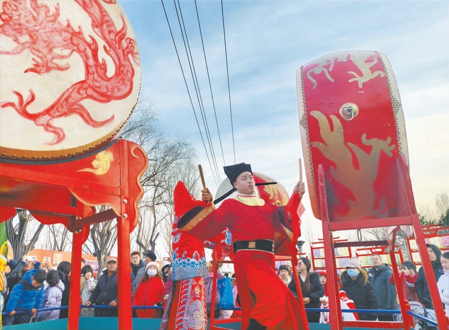 大年初一，以“青龍上河園”為主題的新春游園會開啟，帶游客穿越到《清明上河圖》中，日逛青龍瓦市迎新年，夜賞千燈點亮上河園。