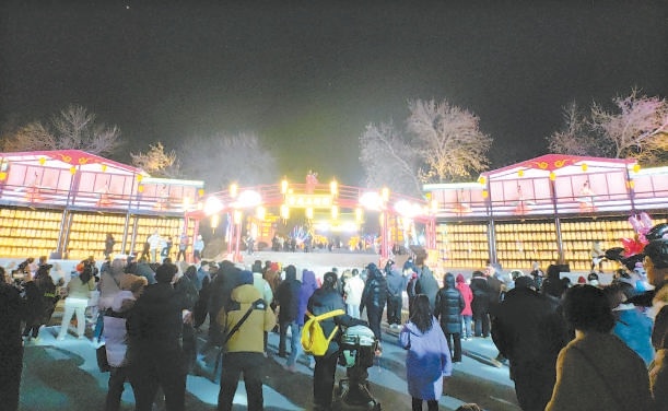 大年初一，以“青龍上河園”為主題的新春游園會開啟，帶游客穿越到《清明上河圖》中，日逛青龍瓦市迎新年，夜賞千燈點亮上河園。